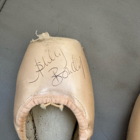 Ashley Boulder signed Pointe Shoes - Picture 4 of 6